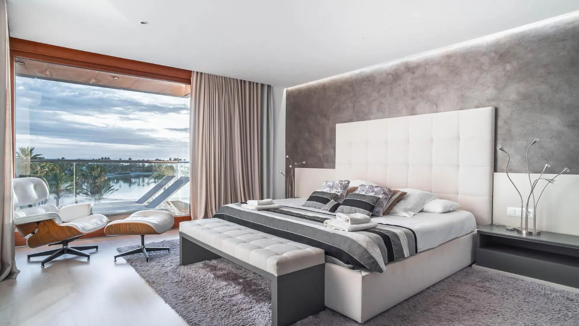 Luxury Sea View Apartment In Puerto De Alcudia Spanien