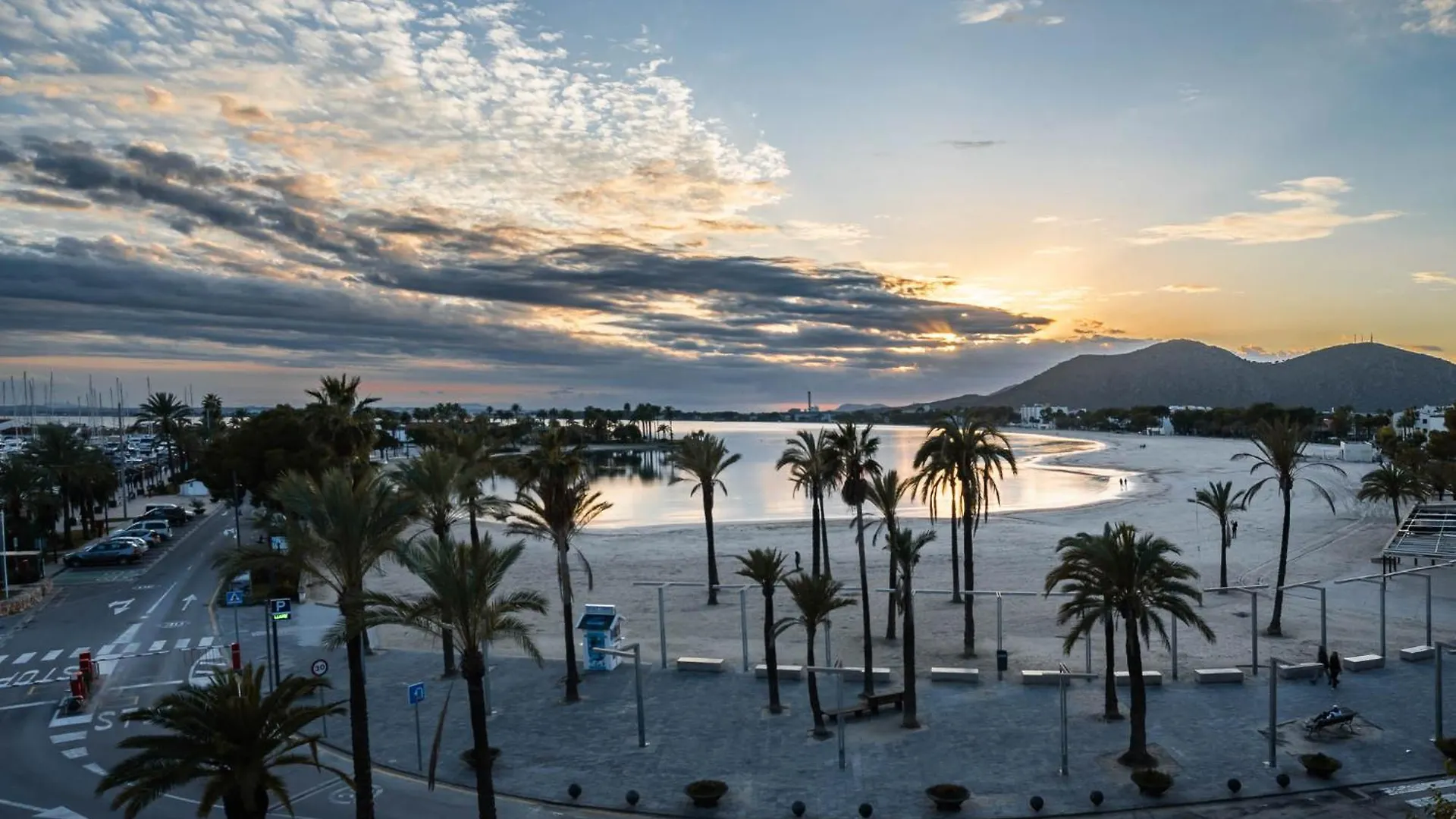 Luxury Sea View Apartment In Puerto De Alcudia  알쿠디아